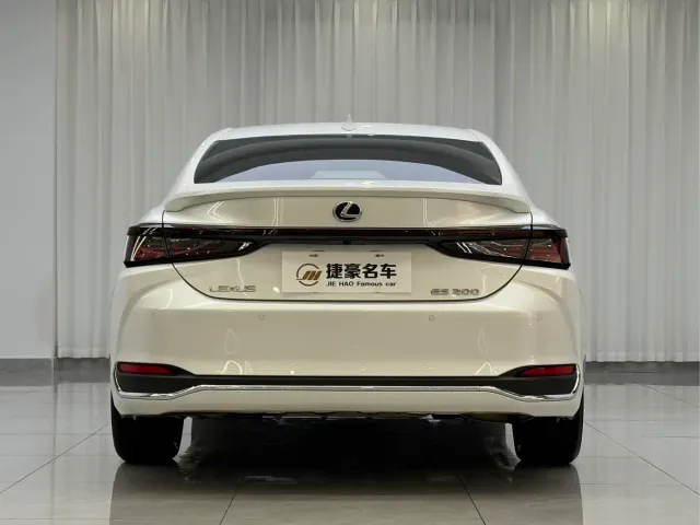 Lexus ES — Фото автомобиля 12