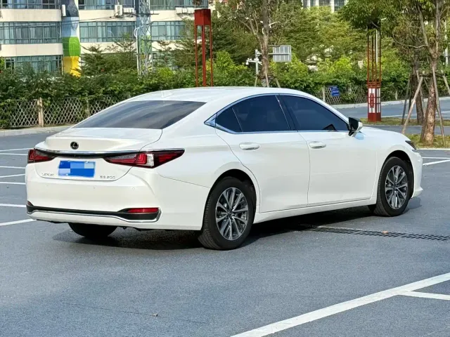 Lexus ES — Фото автомобиля 4