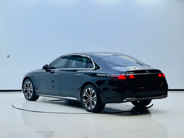 Mercedes-Benz E-Class — Фото автомобиля 3