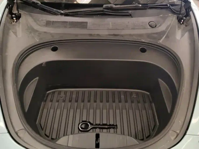 Tesla Model 3 — Фото автомобиля 10