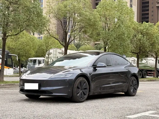 Фотография автомобиля — Tesla Model 3
