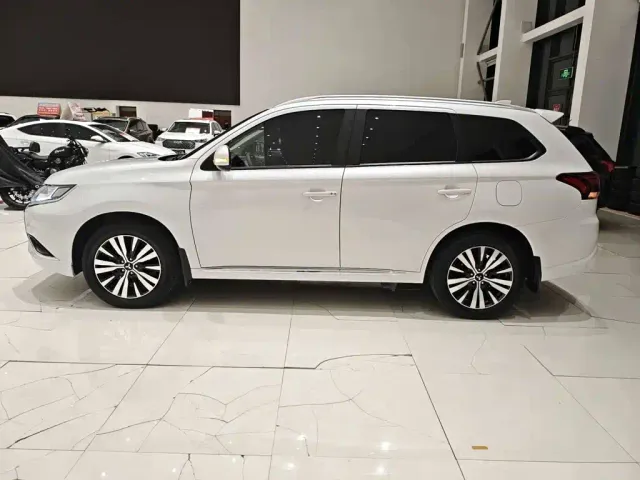 Mitsubishi Outlander — Фото автомобиля 8