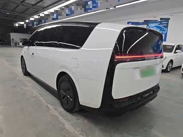 Li Auto MEGA — Фото автомобиля 4