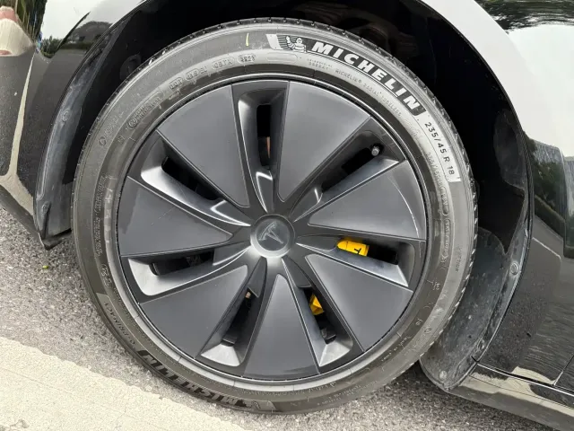 Tesla Model 3 — Фото автомобиля 17