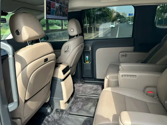 Li Auto MEGA — Фото автомобиля 6