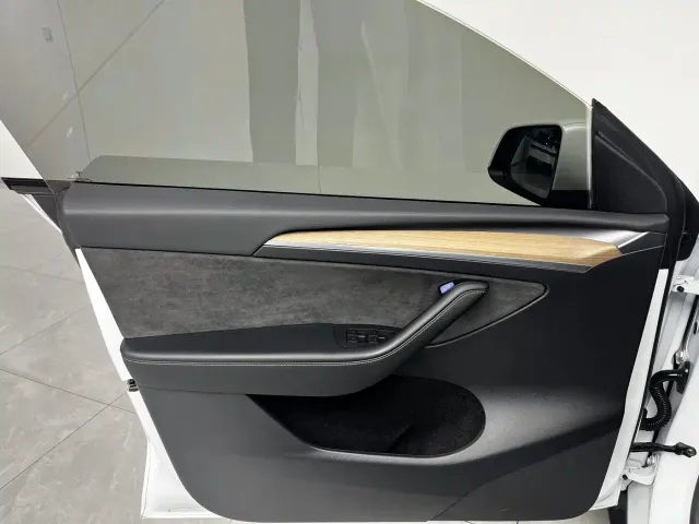 Tesla Model Y — Фото автомобиля 7