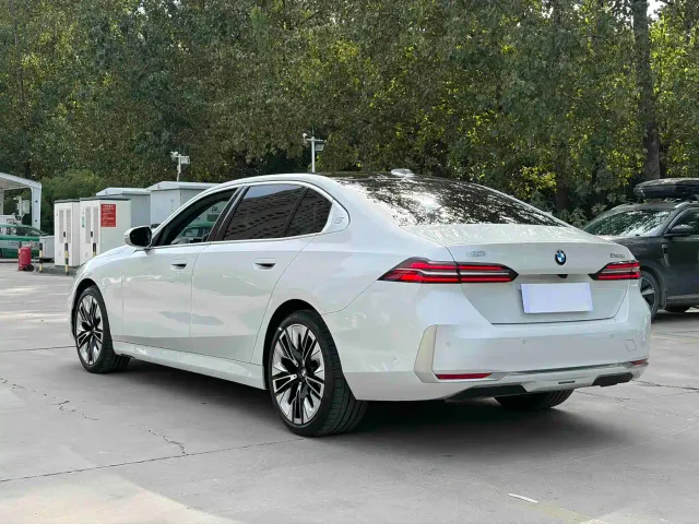 BMW 5 Series — Фото автомобиля 3