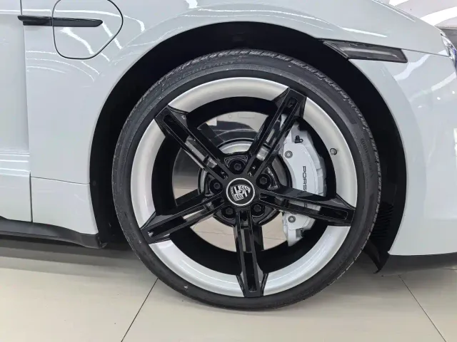 Porsche Taycan — Фото автомобиля 17
