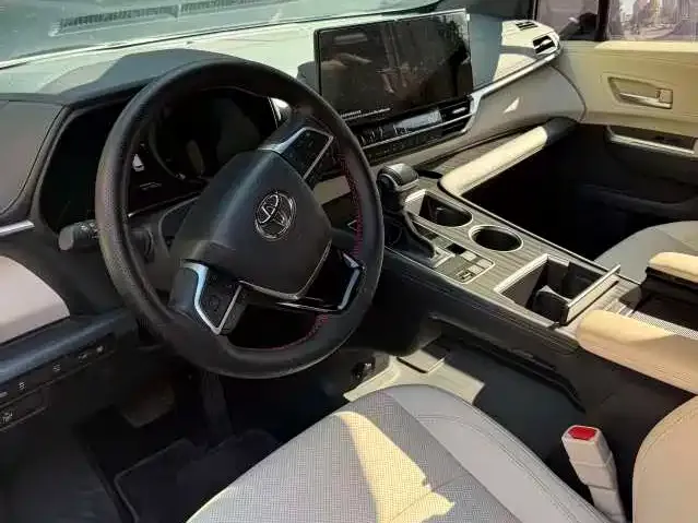 Toyota Sienna — Фото автомобиля 3