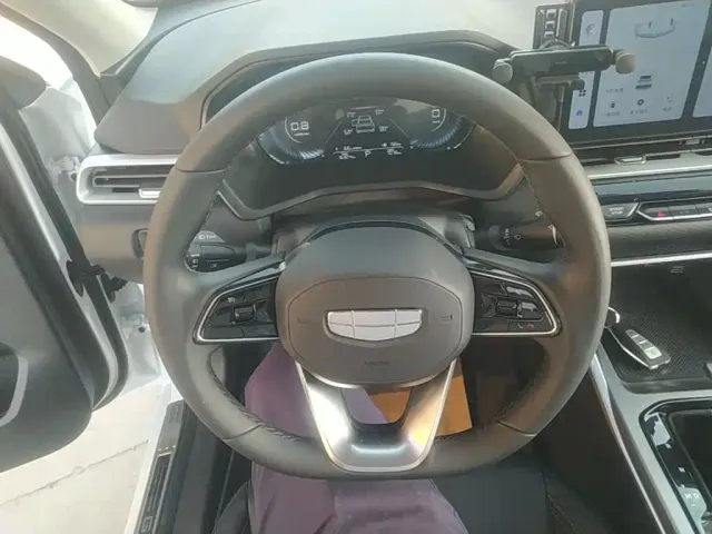 Geely Emgrand — Фото автомобиля 10