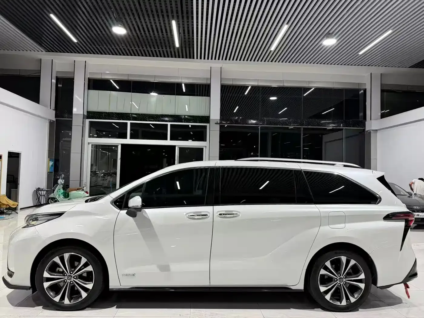 Toyota Granvia 2022 2.5L Hybrid Noble Edition — Фото автомобиля 3
