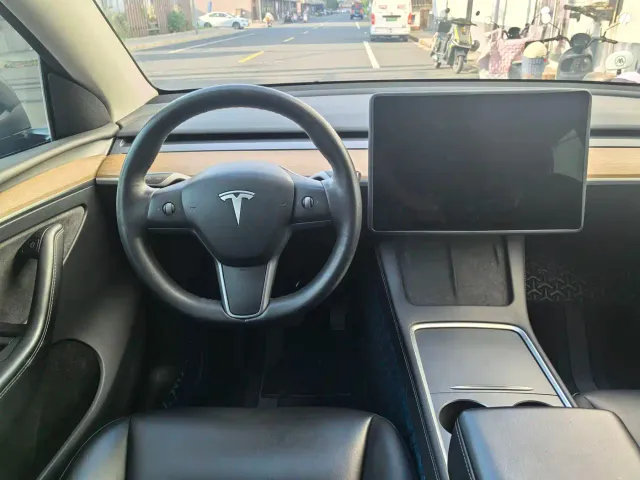Tesla Model Y — Фото автомобиля 6