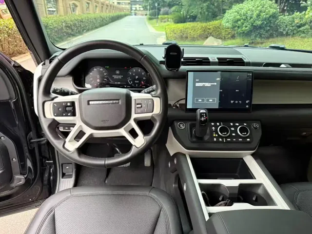 Land Rover Defender — Фото автомобиля 9
