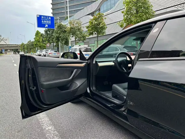 Tesla Model 3 — Фото автомобиля 6