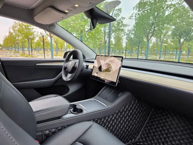 Tesla Model Y — Фото автомобиля 15