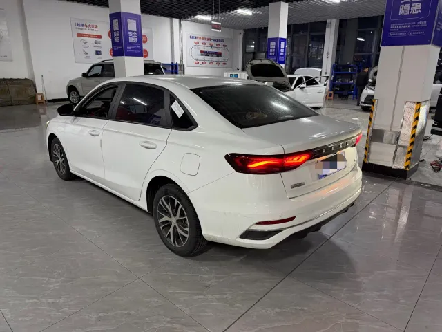Geely Emgrand — Фото автомобиля 11