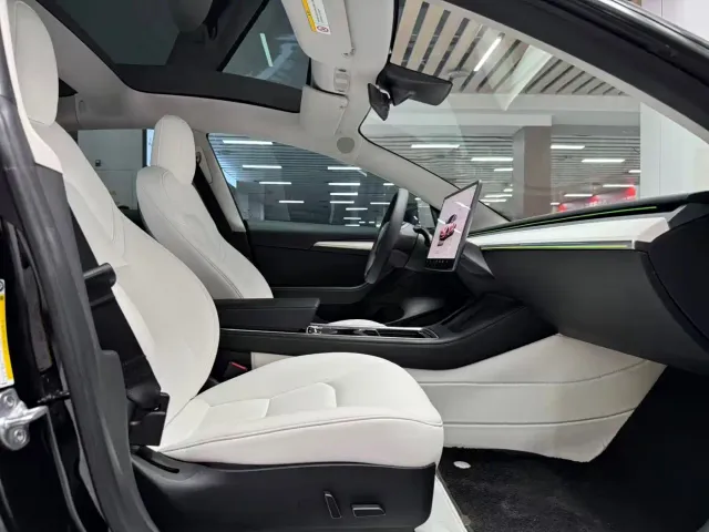 Tesla Model 3 — Фото автомобиля 16
