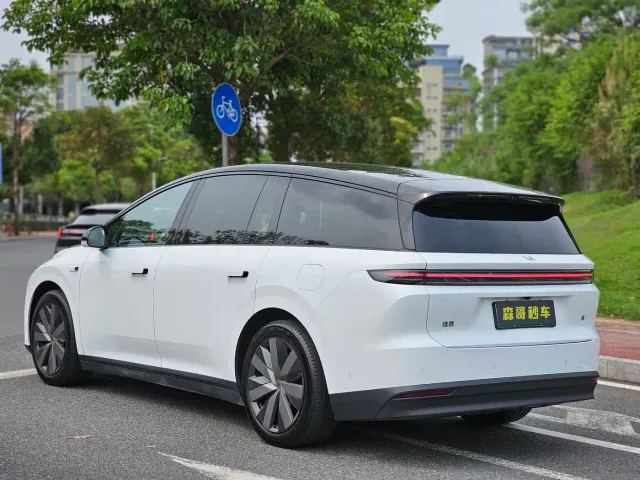 Li Auto i8 — Фото автомобиля 5