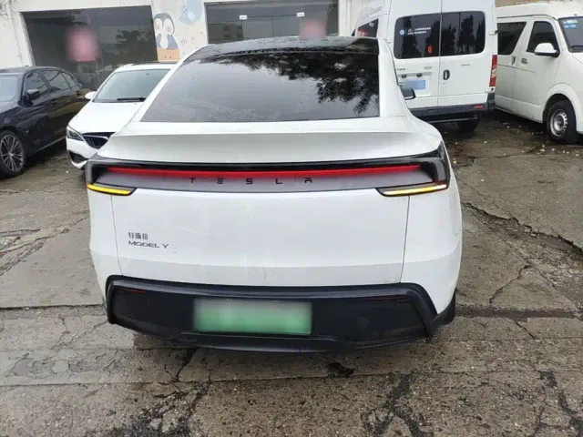 Tesla Model Y — Фото автомобиля 5