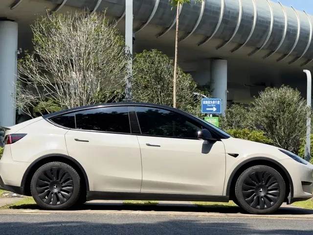 Tesla Model Y — Фото автомобиля 5