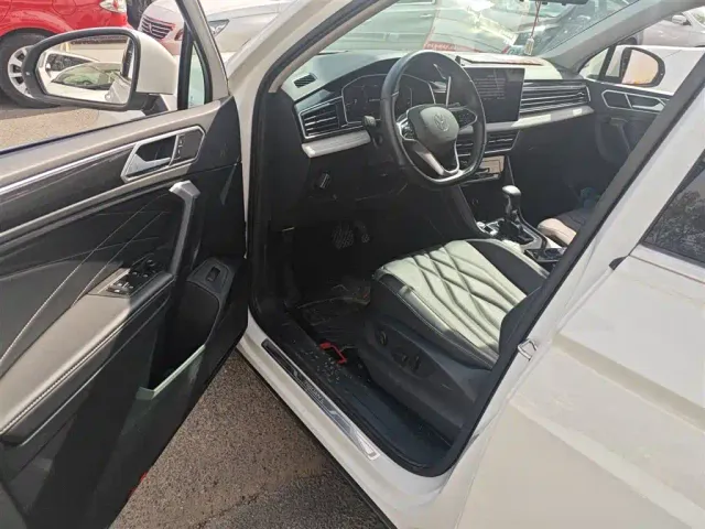 Volkswagen Tiguan L — Фото автомобиля 11