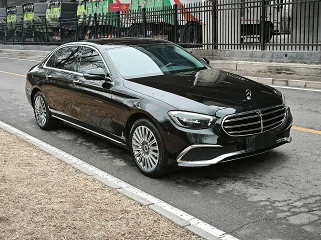 Mercedes-Benz E-Class — Фото автомобиля 3