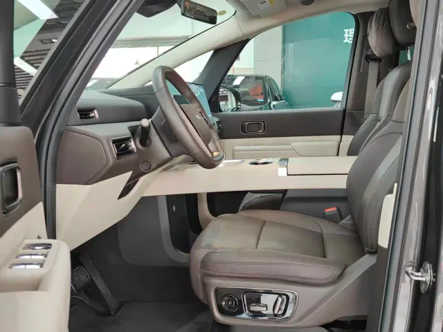 Li Auto MEGA — Фото автомобиля 3