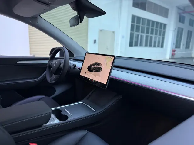 Tesla Model Y — Фото автомобиля 16