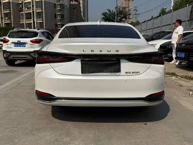 Lexus ES — Фото автомобиля 15