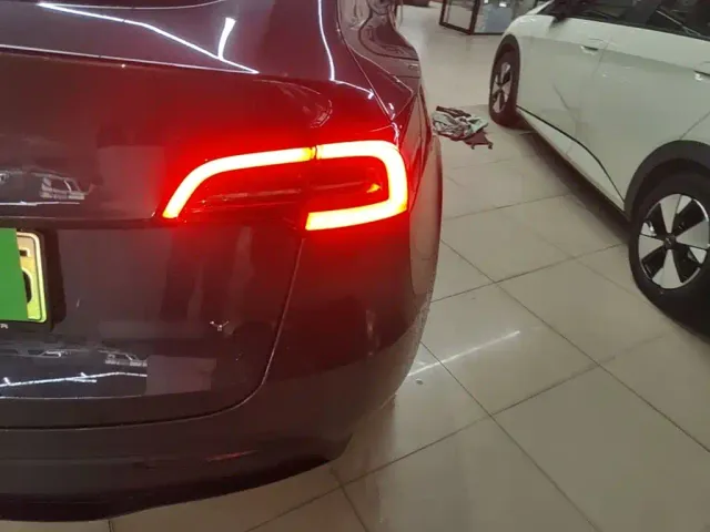 Tesla Model Y — Фото автомобиля 7