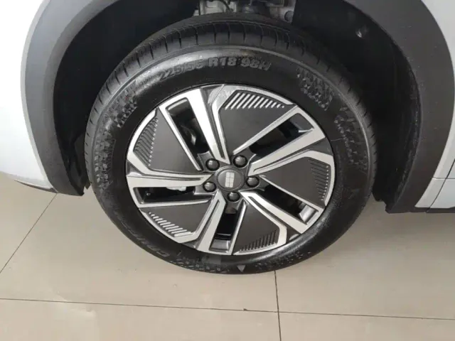 Geely Galaxy Starship 7 EM-i — Фото автомобиля 22