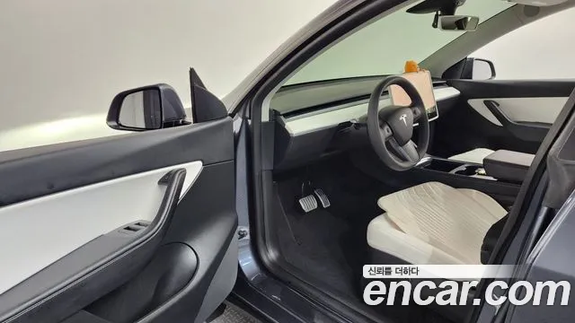 Tesla Model Y — Фото автомобиля 9