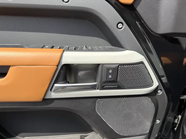 Land Rover Defender — Фото автомобиля 5