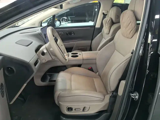 Li Auto i8 — Фото автомобиля 14