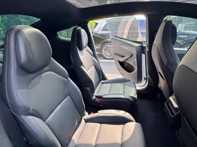 Tesla Model Y L — Фото автомобиля 6