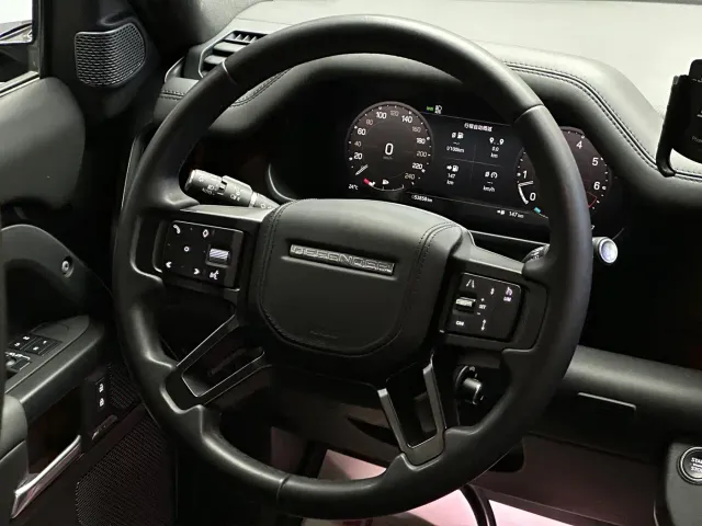 Land Rover Defender — Фото автомобиля 11