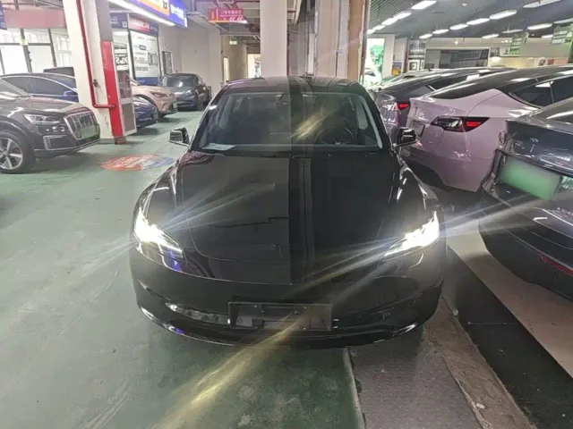 Tesla Model 3 — Фото автомобиля 2