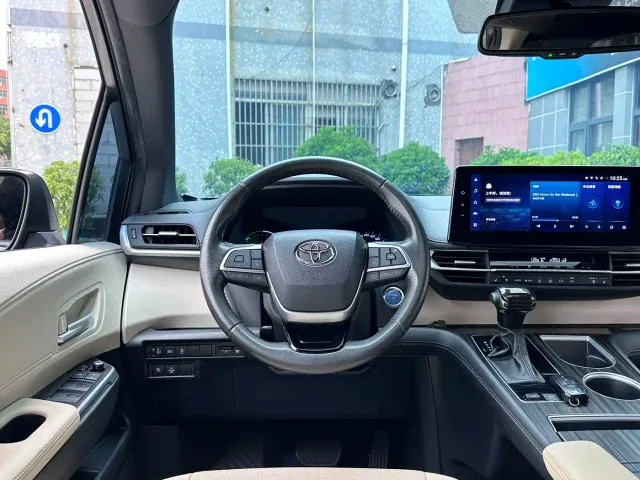 Toyota Sienna — Фото автомобиля 4