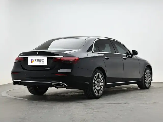 Mercedes-Benz E-Class — Фото автомобиля 3