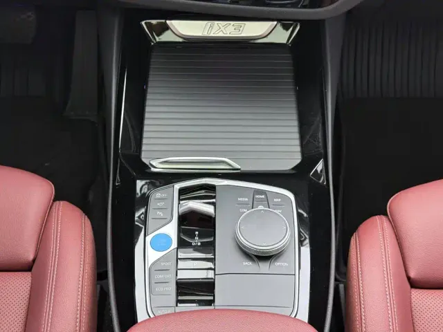 BMW iX3 — Фото автомобиля 18