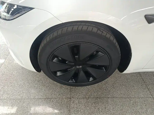 Tesla Model 3 — Фото автомобиля 22