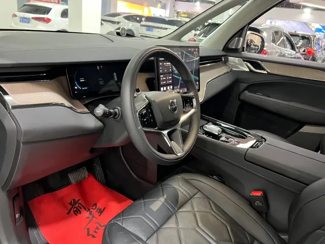 Volvo EM90 — Фото автомобиля 12