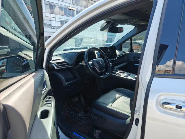 Toyota Sienna — Фото автомобиля 9