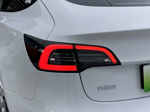 Tesla Model 3 — Фото автомобиля 14