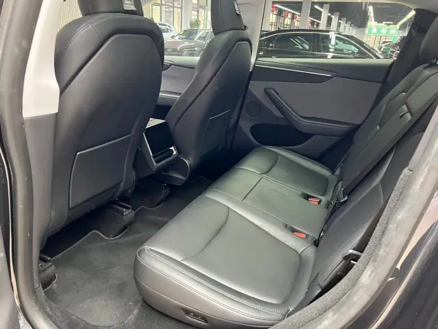 Tesla Model Y — Фото автомобиля 9