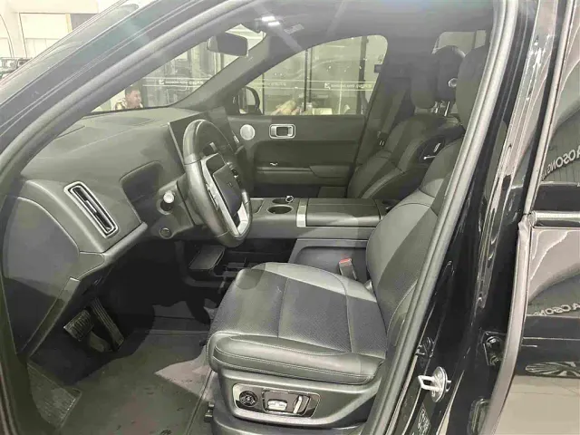 Li Auto L8 — Фото автомобиля 10