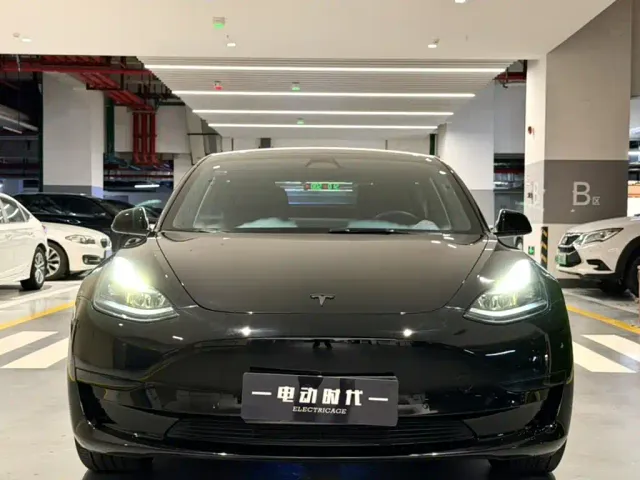 Tesla Model 3 — Фото автомобиля 11