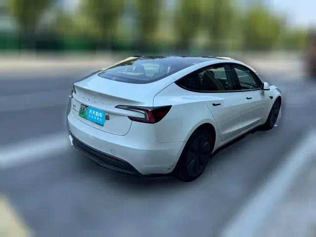 Tesla Model 3 — Фото автомобиля 2