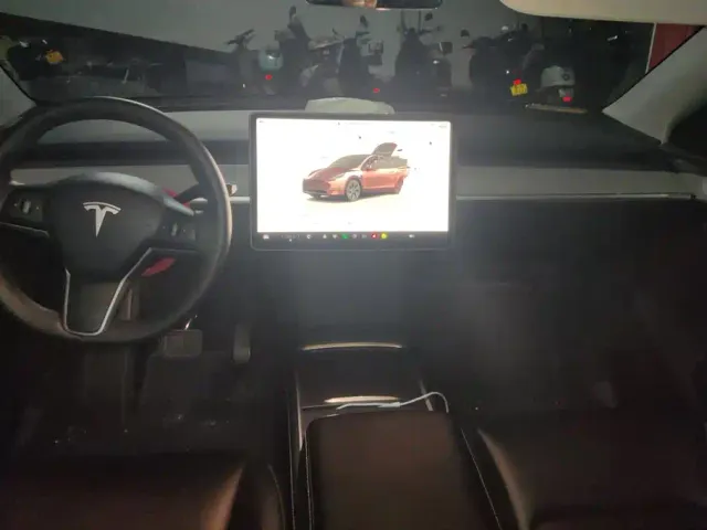 Tesla Model Y — Фото автомобиля 12