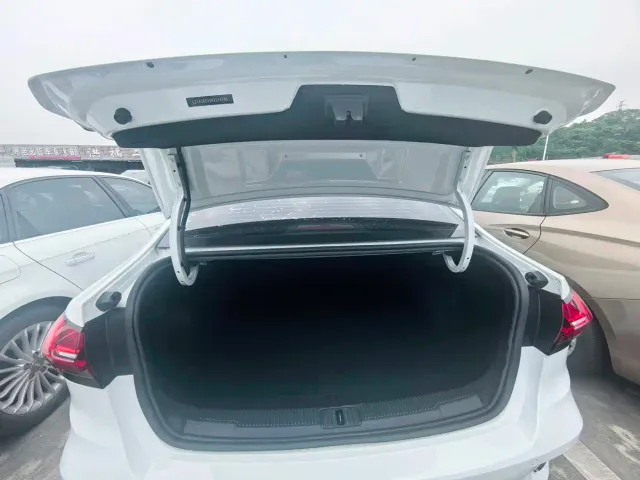 Roewe i5 — Фото автомобиля 25